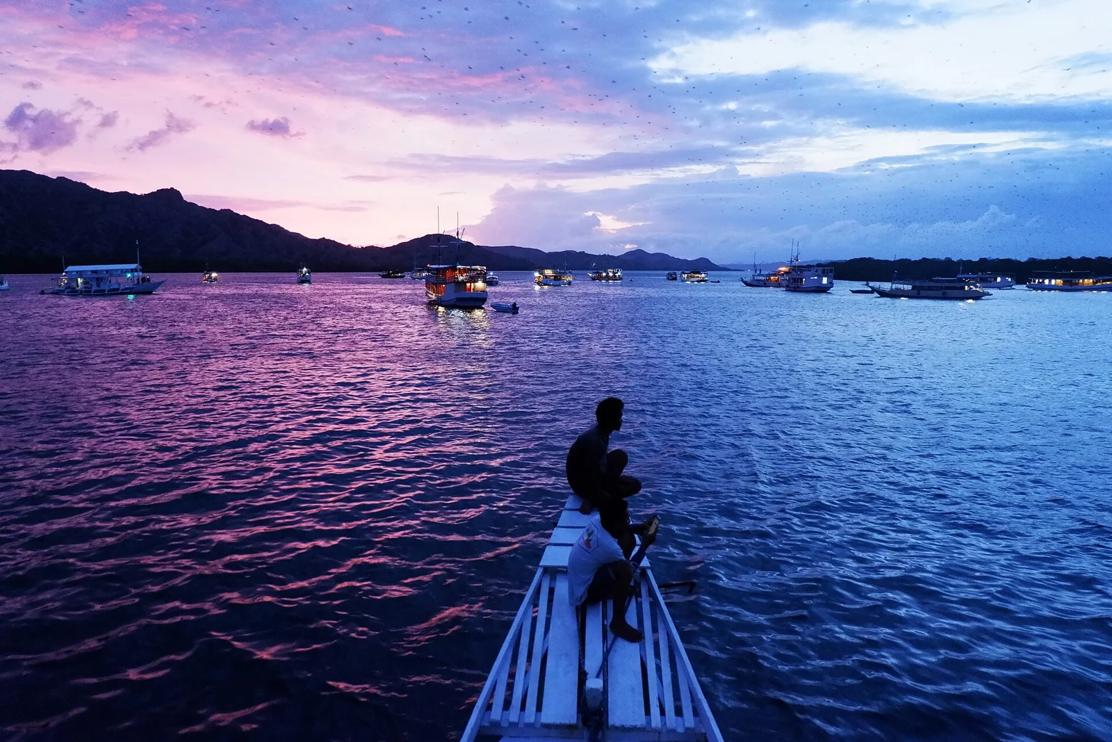 Boote in der Abenddämmerung bei Kalong