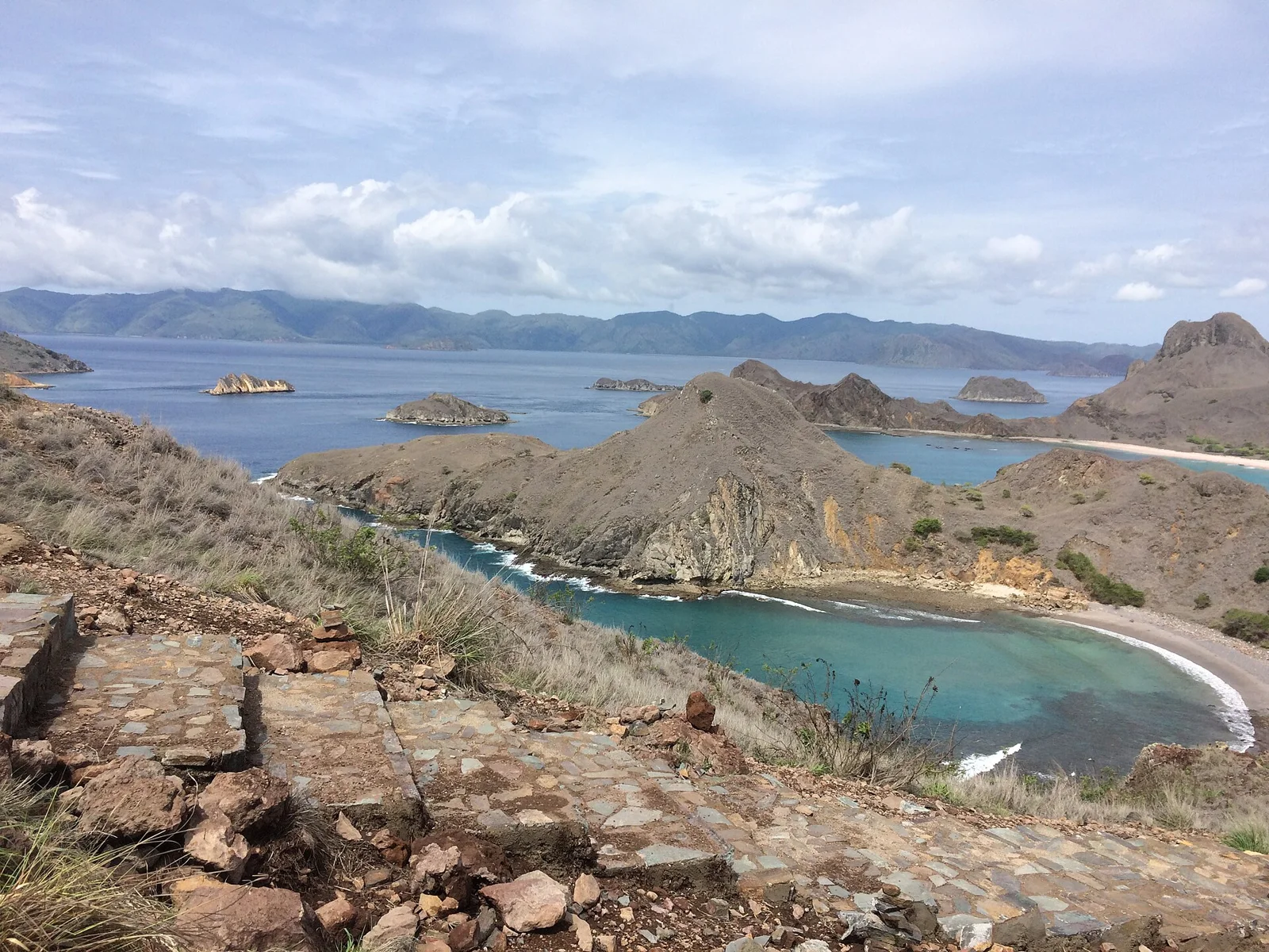 Blick vom Aussichtspunkt über die Buchten von Padar