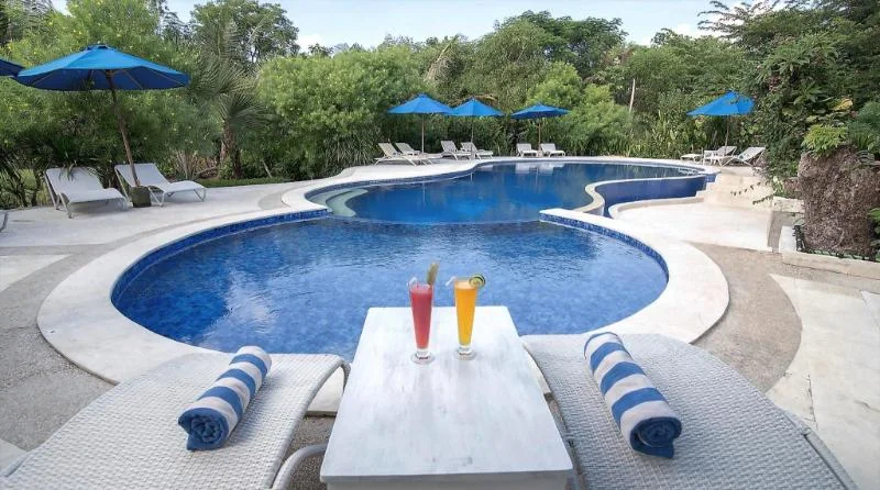 Pool im Garten des Puri Sari Beach Hotel