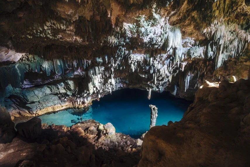 Wasserbecken in der Rangko-Höhle