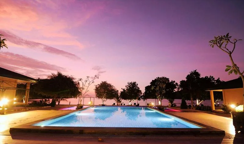 Pool des Sylvia Hotel and Resort bei Sonnenuntergang